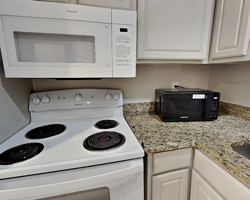 3 bed, 2.0 bath, 1112 sqft, $1,899 — Photo 2