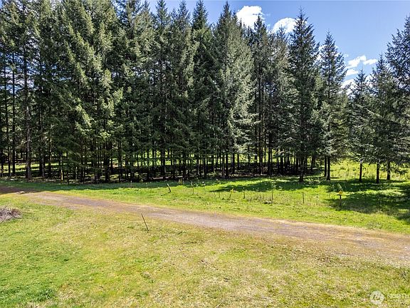 3rd image of 211 Sugarpine Road