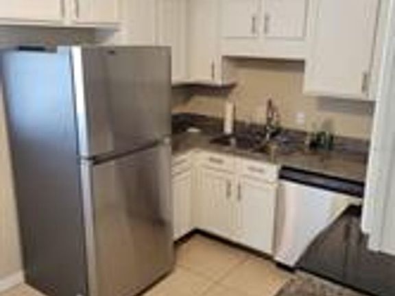 4th image of 2414 S Elm Ave