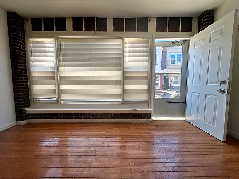3253 N Dover St — Photo 3