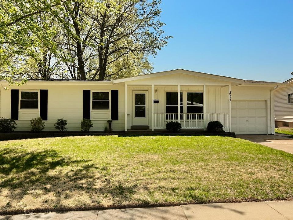 Welcome to 2575 Pheasant Drive!  Located in the City of Florissant and served by Hazelwood West schools.