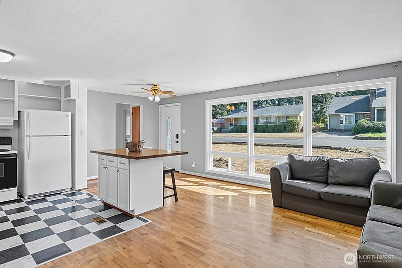 3rd image of 1492 SW Kelly Avenue