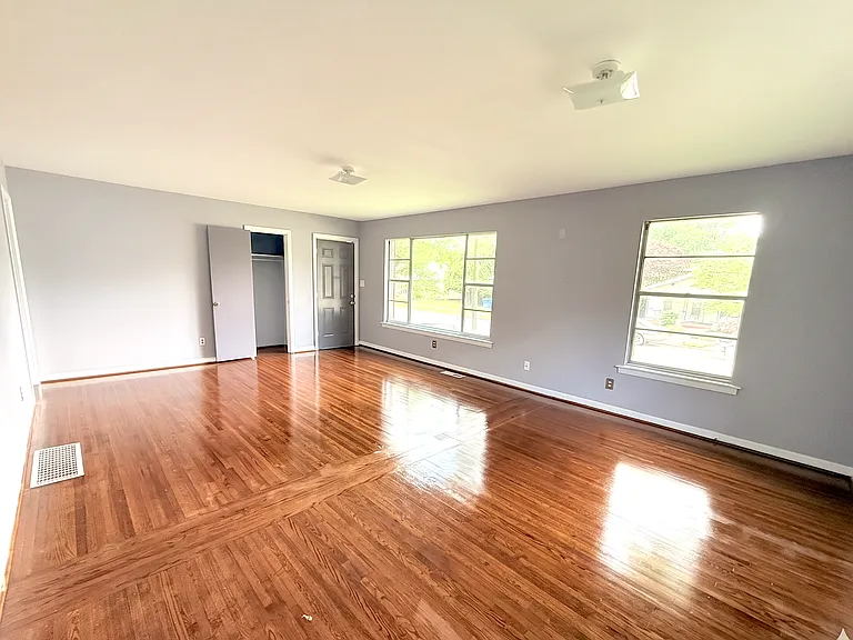1221 Maple St — Photo 3