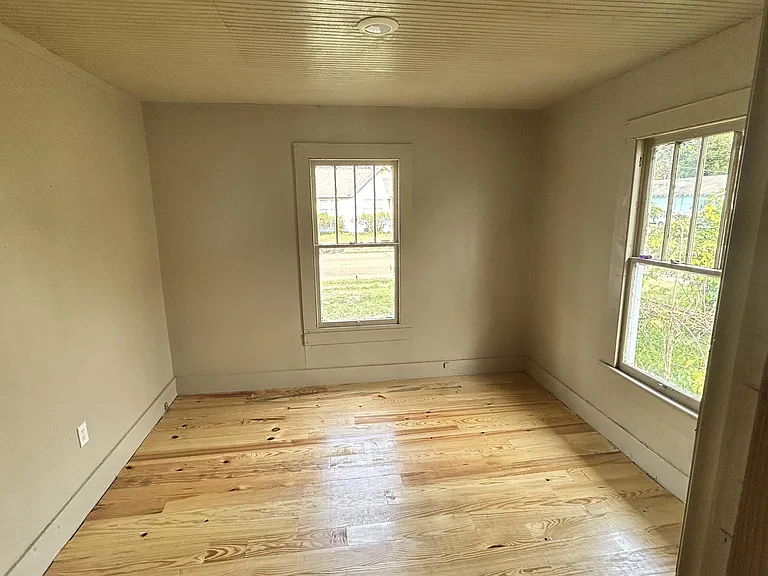 2742 Hollywood St — Photo 2