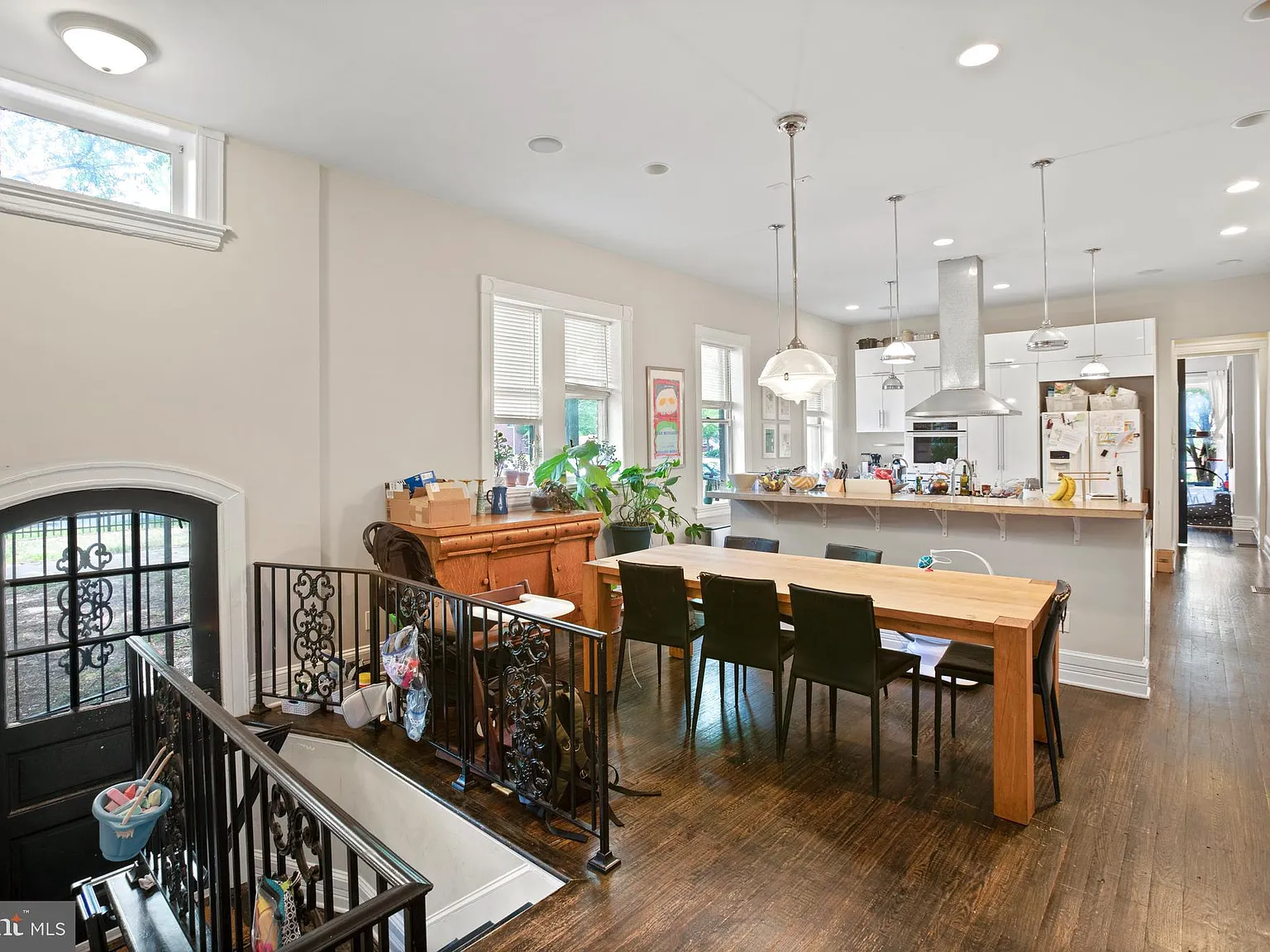3 bed, 3.5 bath, 2400 sqft, $2,850 — Photo 1
