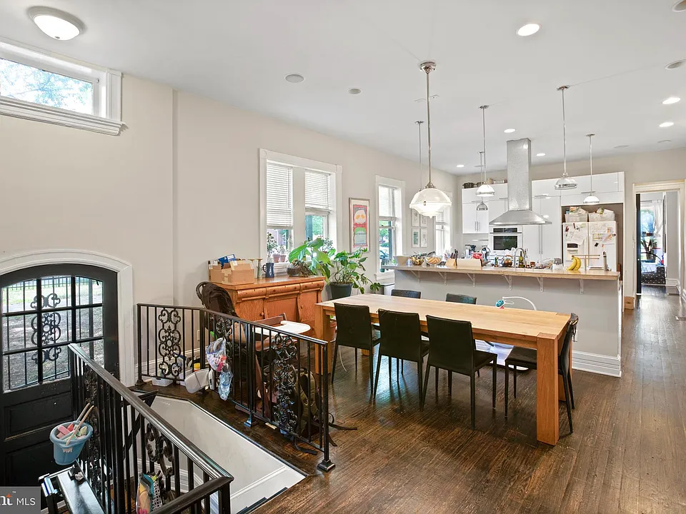 261 Robert St #1