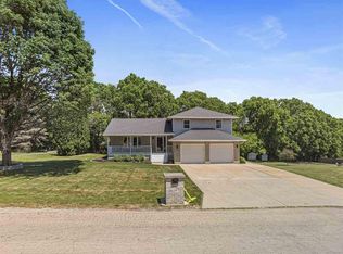 3018 W Greenfield Dr, Freeport, IL 61032