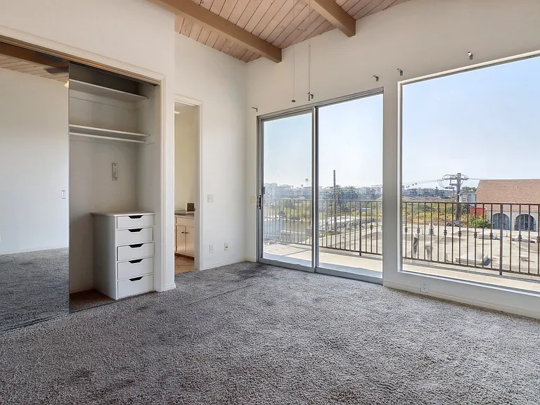 Pershing Dr — Photo 23