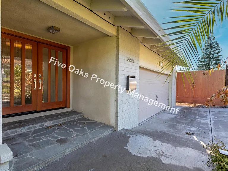 2815 Stanford Ln — Photo 3