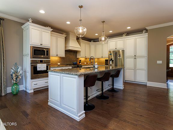 3rd image of 147 Hedgewood Point