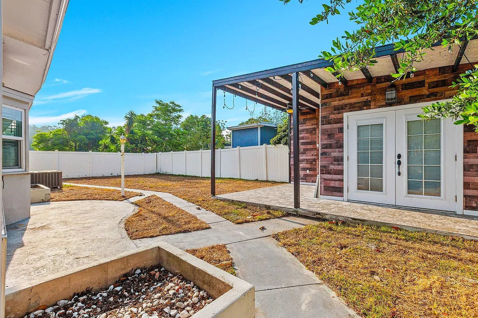 3 bed, 2.0 bath, 1374 sqft, $3,000 — Photo 4