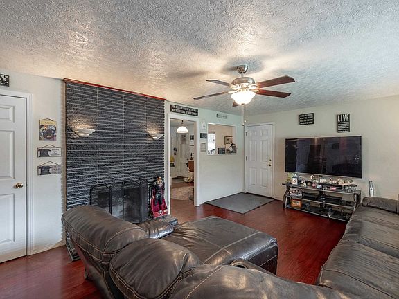3rd image of 902 S Freya St
