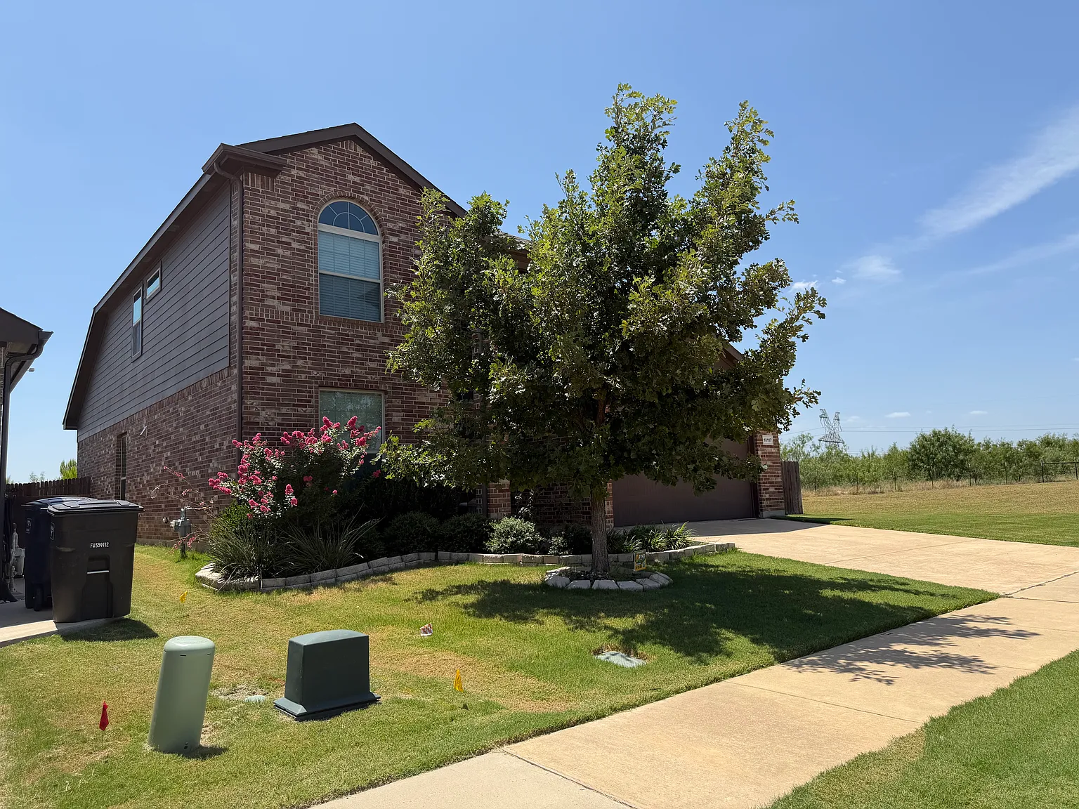 4 bed, 2.5 bath, 2400 sqft, $2,700 — Photo 2