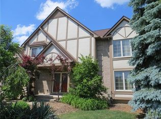 1880 Rolling Woods Dr, Troy, MI