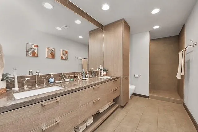 1410 Hyde Park Blvd #203 — Photo 35