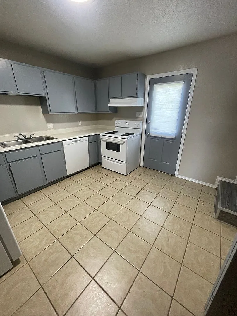 Beautiful 2bed/1bath Apartment Home — Photo 3