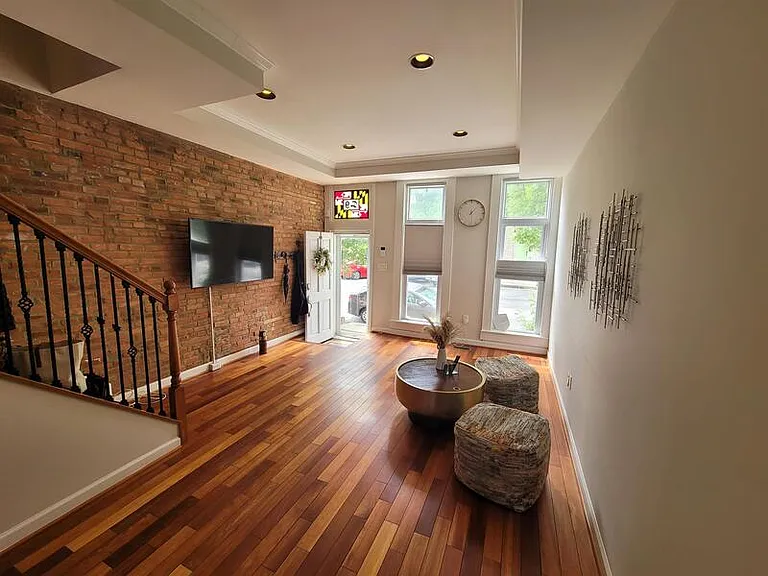 9 N Luzerne Ave — Photo 2