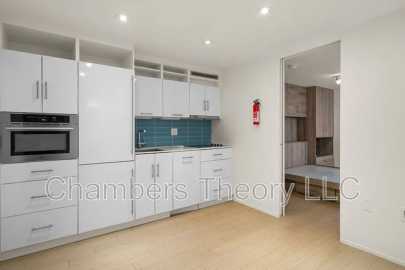 1 bed, 1.0 bath, 325 sqft, $1,800 — Photo 2