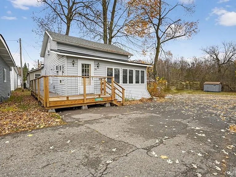 2040 Linden St — Photo 3