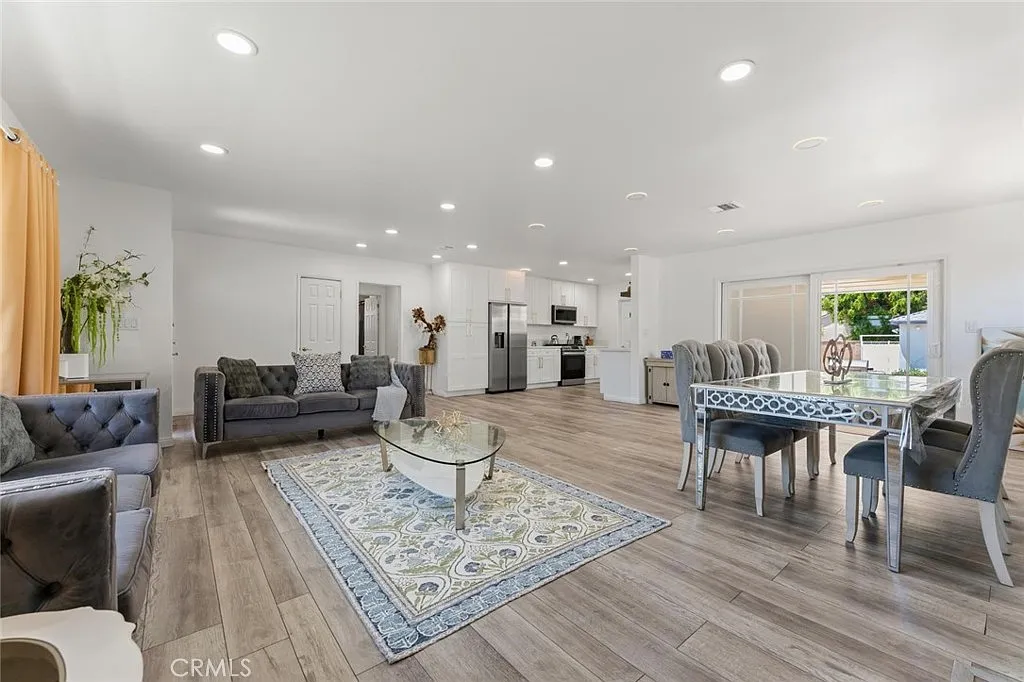 3 bed, 1502 sqft, $5,999 — Photo 2