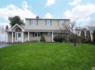 11 Wafer Ln, Wantagh, NY 11793