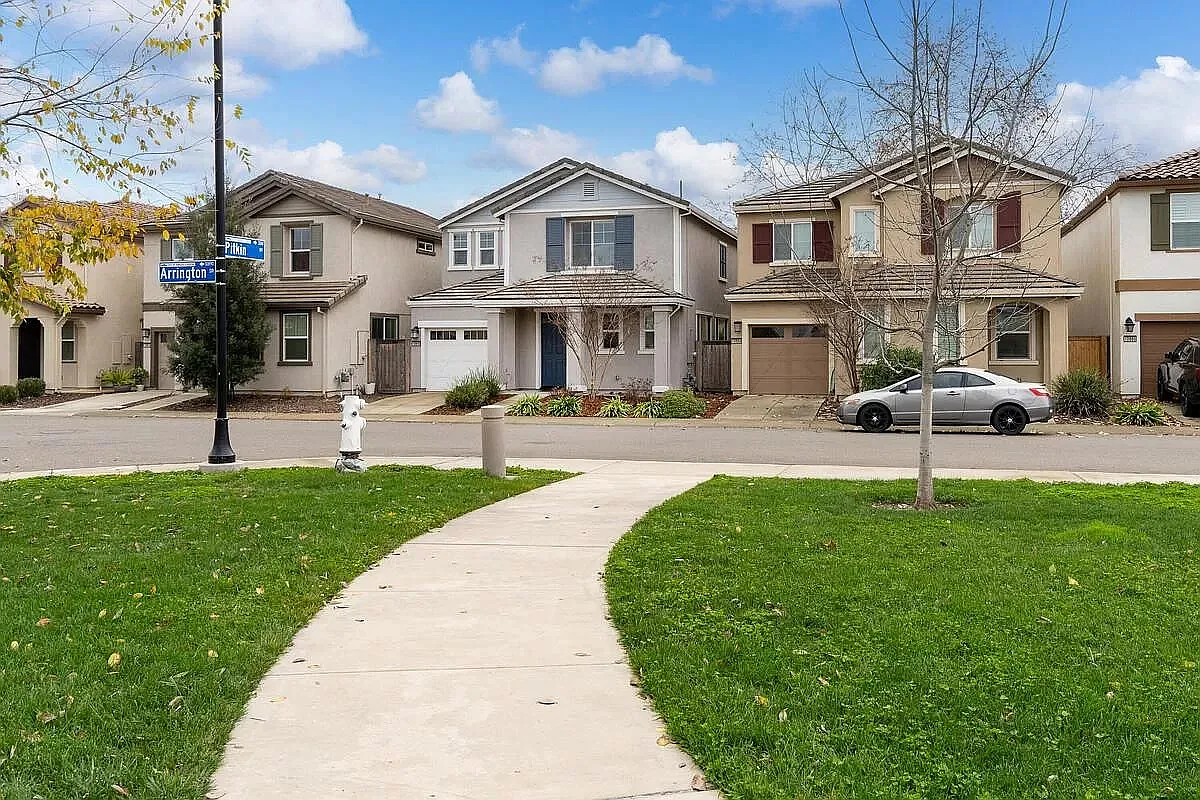 3 bed, 1826 sqft, $2,990 — Photo 3