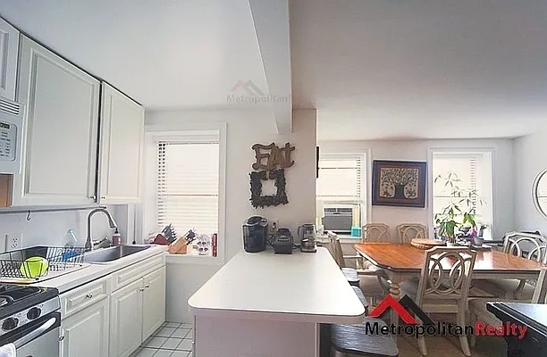 Rented by Metropolitan Realty | media 12