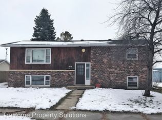 916 3rd Ave NE, East Grand Forks, MN 56721