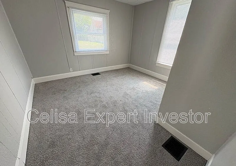 4 bed, 1.0 bath, 1350 sqft, $1,350 — Photo 3