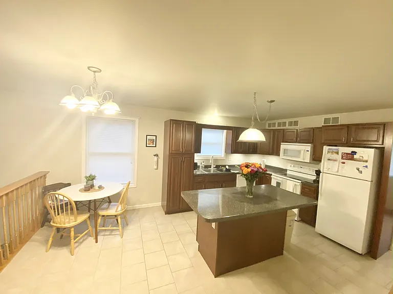 958 Ash St — Photo 10