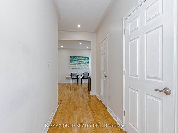 4th image of 566 Bessborough Dr