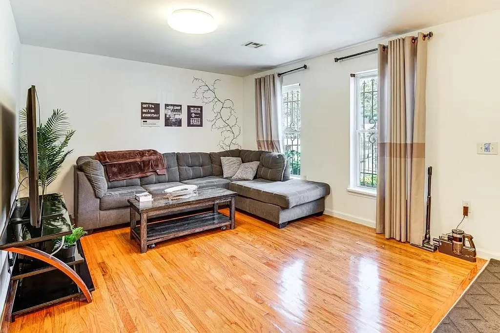 3 bed, 2.0 bath, 1300 sqft, $3,500 — Photo 3