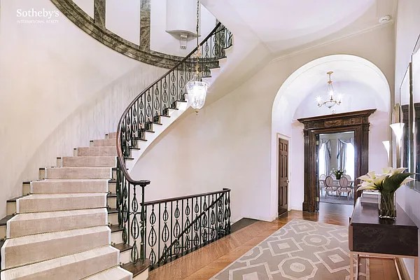 Sold by Sotheby's International Realty | media 35