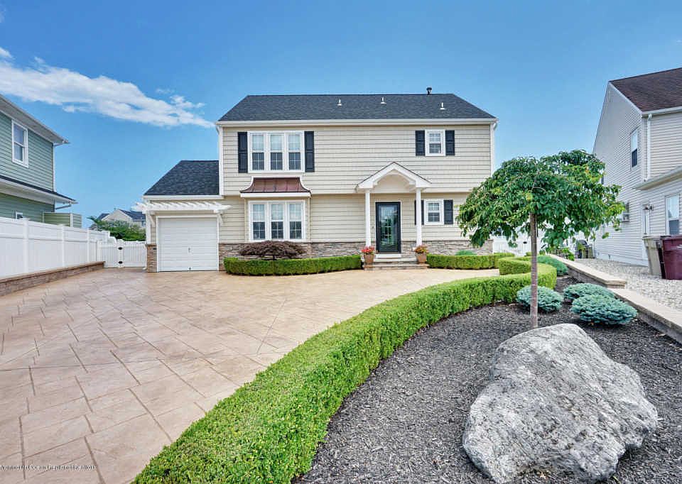 1st image of 207 Clew Ct