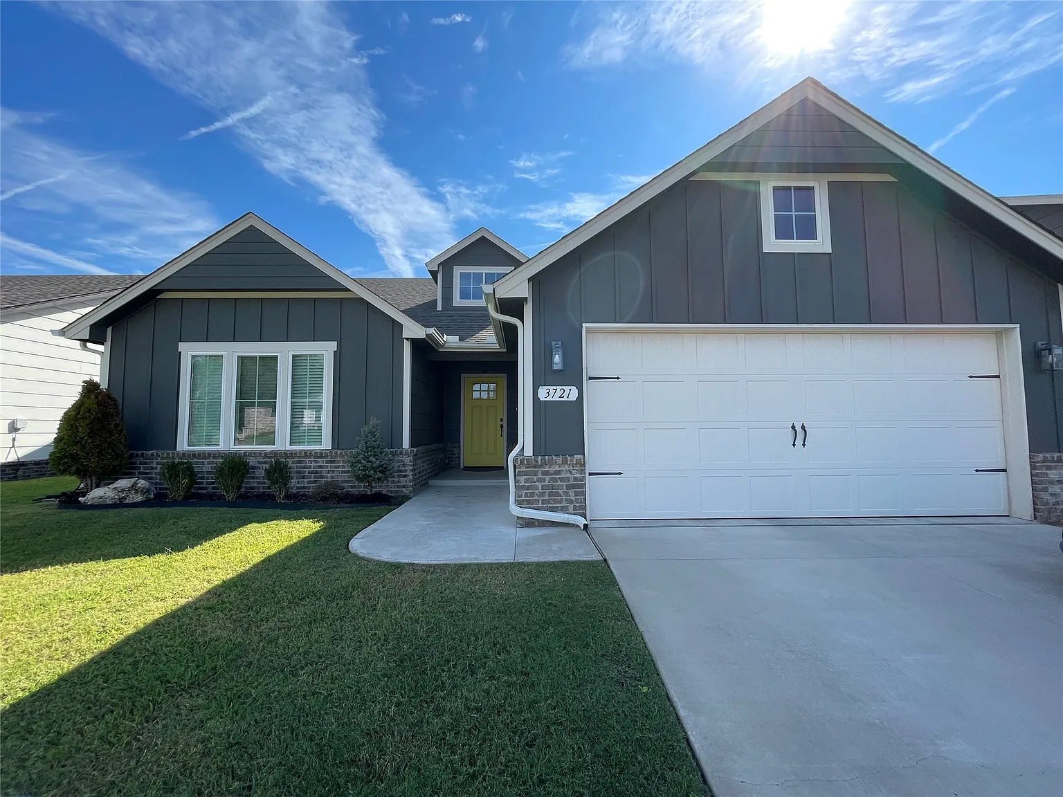 4 bed, 2.0 bath, 1940 sqft, $2,600 — Photo 1