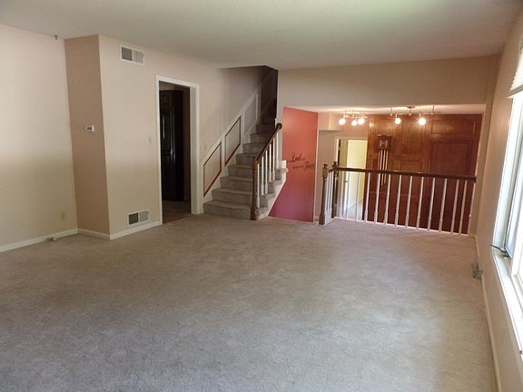 Living Room (15'3" x 19'10")