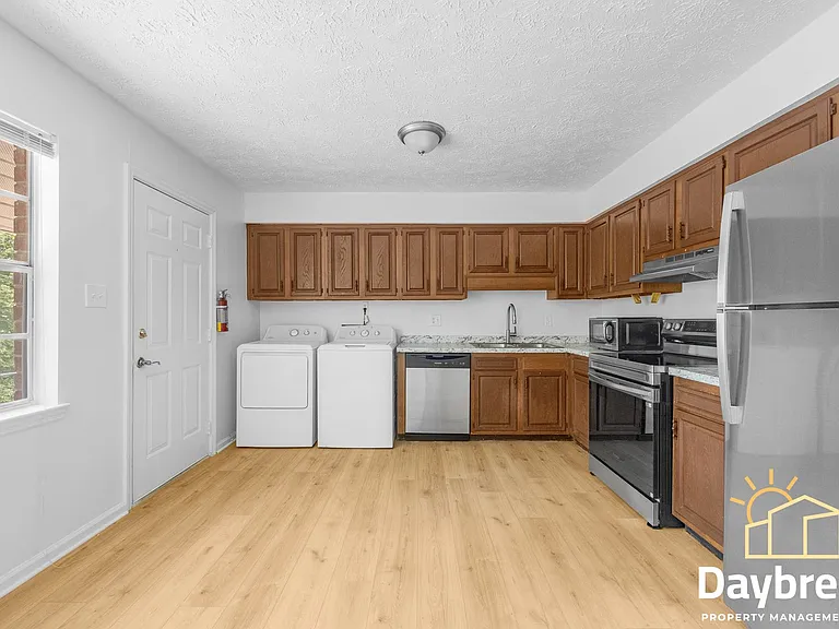 10913 Queen Ann Ct — Photo 2