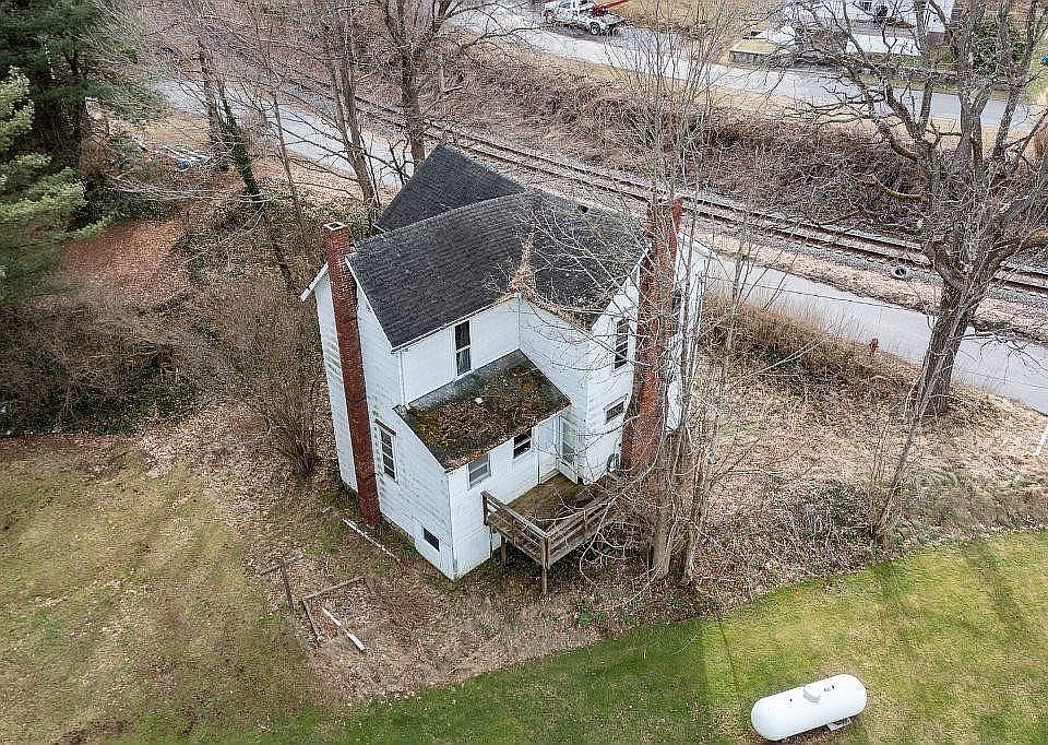 2nd image of 180 Railroad St