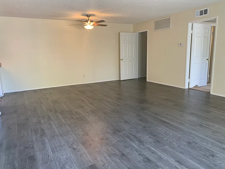 14259 Burbank Blvd #2 — Photo 2