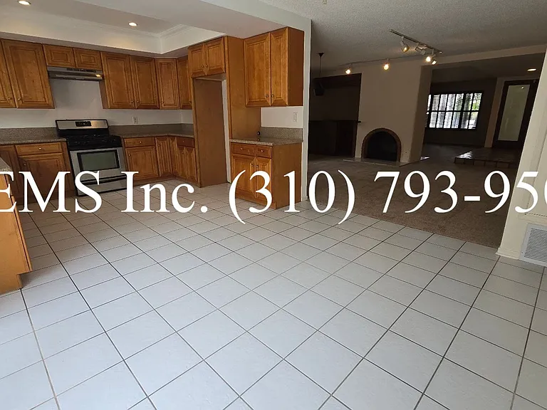 15025 Archwood St — Photo 7