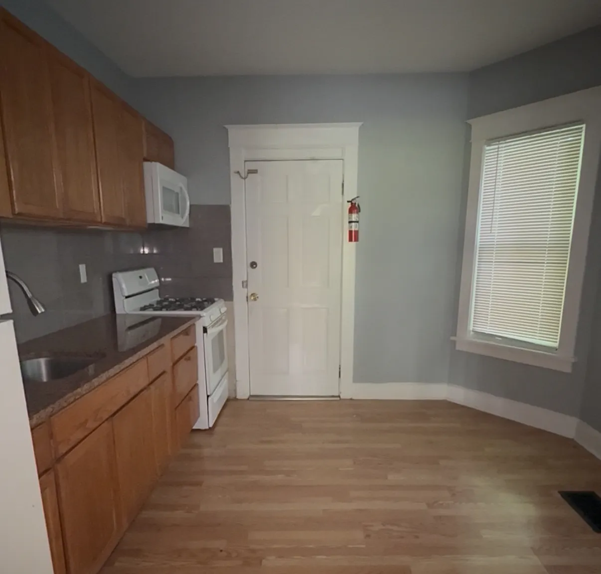 337 Riverside Dr — Photo 3