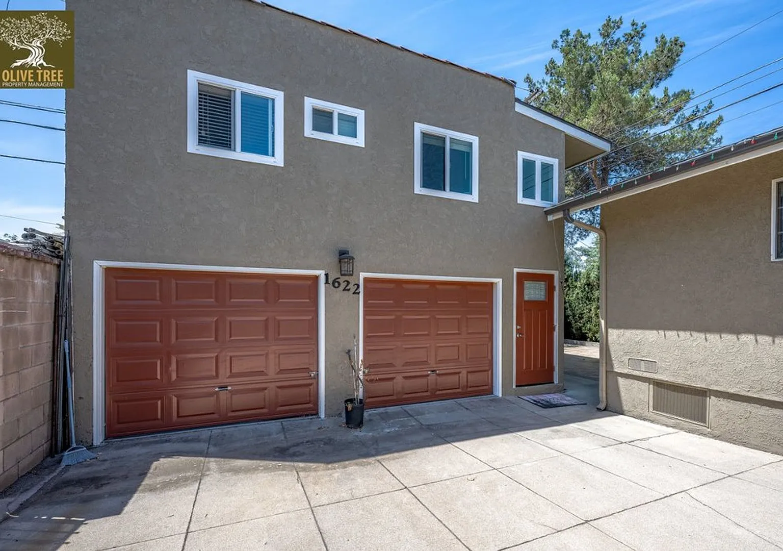 Fully Updated Spacious Studio Above Garages in Pasadena! — Photo 2