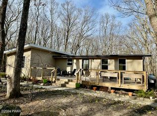 104 Ironwood Ln, Hawley, PA 18428