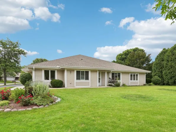 11027 North Mequon Square DRIVE, Mequon, WI 53092