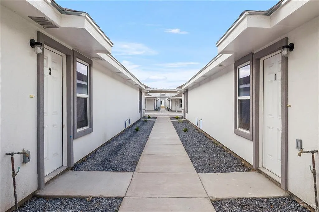3 bed, 2.0 bath, 950 sqft, $1,050 — Photo 2