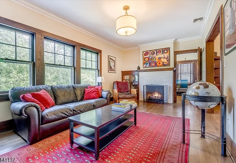 44 Walnut Cres — Photo 3