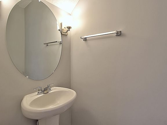 5th image of 566 Burke Dr