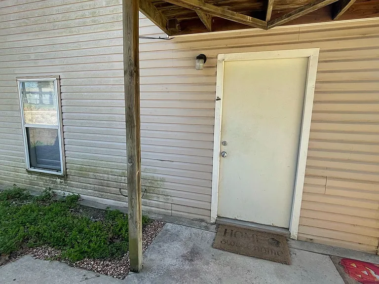 703 Goingsnake St — Photo 2