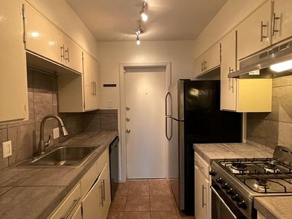 3rd image of 2511 Sherwood Ln #B