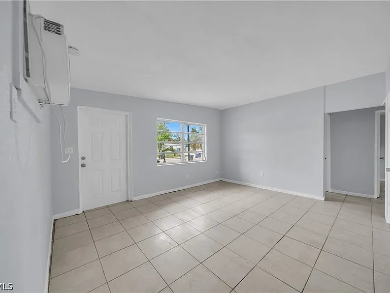 1527 Gardenia Ave — Photo 11